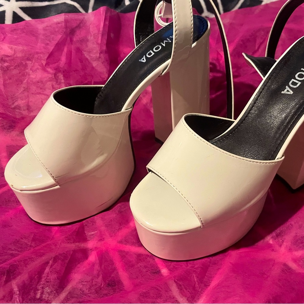 GORGEOUS white pumps with thick heels.